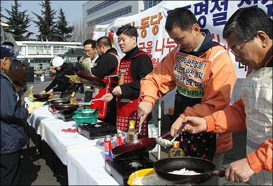  지난 2005년 대전역광장에서 펼쳐진 '평등명절 만들기' 캠페인